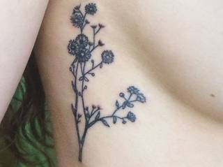 Kwiaty z boku, przy piersi (gałązki, pąki, liście)