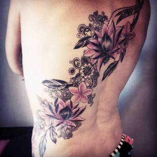 Kwiaty z kolorowymi elementami na plecach.