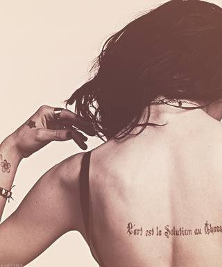 "L'art est la Solution au Chaos"- bardzo inspirujący napis na plecach