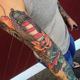 Latarnia morska otoczona kolorowymi elementami na rękawie.