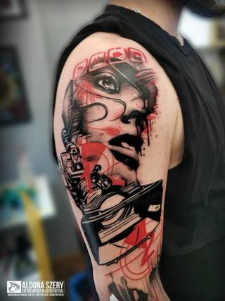 💡 Lights, camera, action! 🎥
🎬 Spotkanie pasji z twórczością to właśnie tatuaż, który ma w sobie magię filmu, gdzie aktorka zapatrzona w dal snuje swoje marzenia. W dole kompozycji zobaczycie najważniejszego partnera każdej produkcji - kamerę filmową oraz startery, wszystko odmalowane z perfekcyjną precyzją. Każdy szczegół tej sceny ożywia się dzięki kontrastowi czerni i czerwieni, charakterystycznemu dla stylu trash polka.
🎬 Jest to część tatuażu rękawka, który jest w trakcie realizacji, ale nie mogliśmy się oprzeć żeby go pokazać, gdyż to dowód na to, że tatuaż może być jak film - pełen dramatu, emocji i niezapomnianych obrazów.
Musicie jeszcze chwilkę poczekać na obejrzenie całości, ale jesteśmy pewni że będzie warto. Dlatego koniecznie śledźcie poczynania Aldony 🤗
💡 Lights, camera, tattoo! 🎨