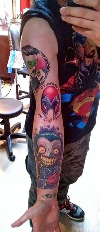 Magneto (biceps) tatuaż wykonany przez Martę Lisowską ze studia Demolka w Bydgoszczy