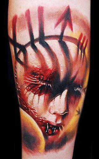 Makabryczna, czerwona twarz kobiety.