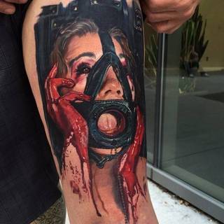 Makabryczny tatuaż zakrwawionej kobiety.