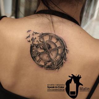 Mały zegar w stylu typowym dla Malina ze studia Speak In Color! 
speakincolor.pl