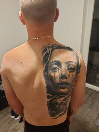 Mam druga polowe pleców wolna i nie wiem co dozucic do tego. Możliwe,  że później vhcialbym obie ręce do tego dołożyć więc chciałbym żeby to było jednolite. Jest ktoś w stanie mi pomóc 