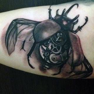 Mechaniczny, czarnobiały żuk.