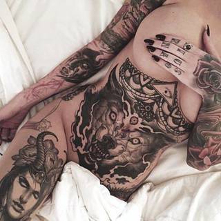 Mega tatuaż pod biustem