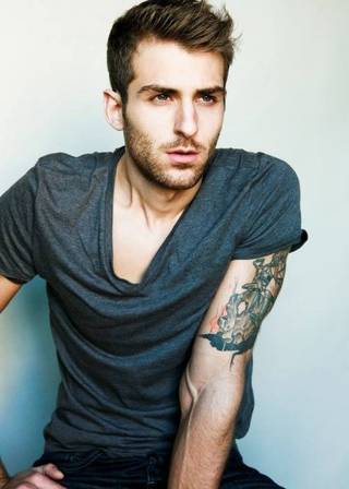 Model z tatuażem na ręce