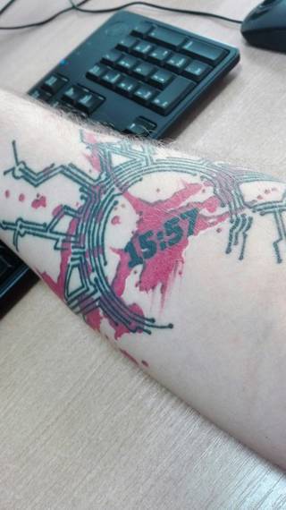 Mój pierwszy tatuaż - motyw układu scalonego z plamą krwi i godziną narodzin syna. Wykonany 24.02.2015 roku.