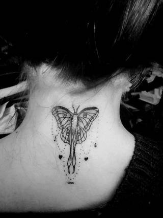Mój ukochany tatuaż - wzór jest połączeniem dwóch pomysłów. Ćma - symbol śmierci, wytrwałości i przemiany, na łańcuszkach najważnejsze dla mnie symbole. :)