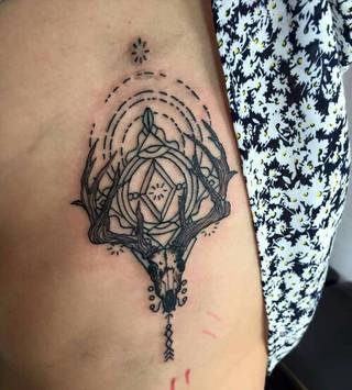 Moja szamanistyczna natura rozbiega się w życie przez unikalny kanał energetyczny - w tej reinkarnacji mam jego przychylność.