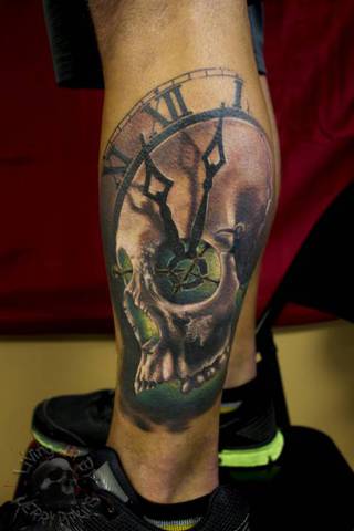 Motyw czaszki ze wskazówkami zegara wyrastającymi z oczodołu.