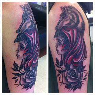 Motyw wilka z czerwonym kapturkiem.