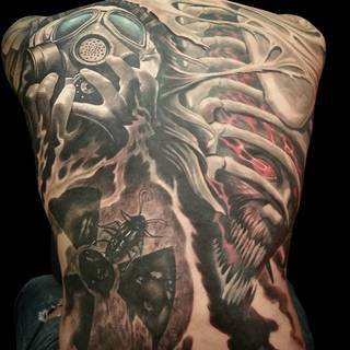 Motywy nuklearne z maską gazową i symbolem biohazardu na plecach.