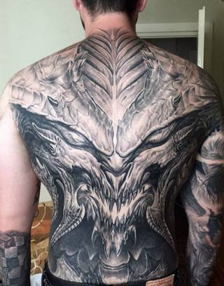 Mroczna dziara na plecach w wykonaniu Valeriana Farcasa