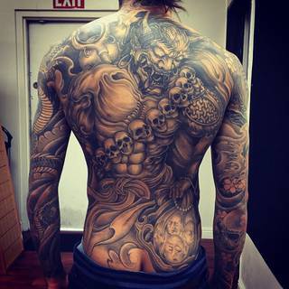 Mroczny tatuaż na plecach. Wykonanie: Khuong Nguyen