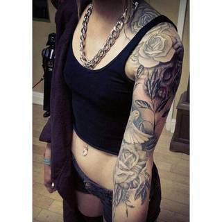 Na ręce: róże, liście, biały gołąb.