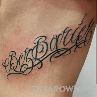 Napis ,,Bez Barier,, nawiązujący do równości każdego człowieka, i motywujący ludzi niepełnosprawnych do korzystania z życia mimo swojej niepełnosprawnosci, Wspierać ich, dawać im poczucie bezpieczeństwa i naszego oparcia i chęci pomocy w ich codziennym życiu.