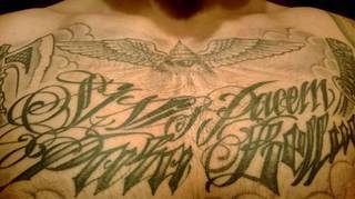 Napis na klatce piersiowej