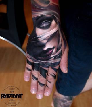 Nawet w chwilach największego zwątpienia niech pozostaje Ci nadzieja - tylko ona przetrzyma Cię przez to, przez co wytrzymałość nie da rady.