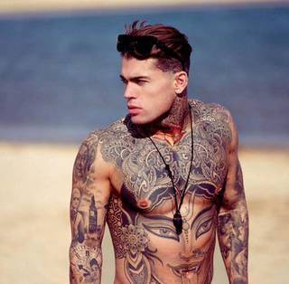 Nie wiadomo co ładniejsze, tatuaż czy właściciel