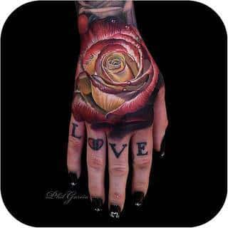 Niesamowita róża na dłoni!