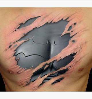 Niesamowity tatuaż 3D na klatce piersiowej. Rozszarpany znak Batmana, jak gdyby znajdował się on wewnątrz.
