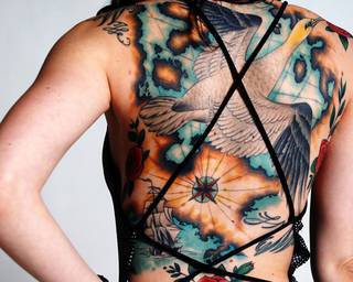 Niesamowity tatuaż na plecach