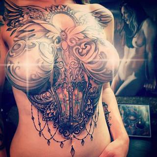 Niesamowity tatuaż wokół biustu. Auror: Johny Smith