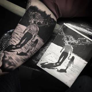 Nieziemski przykład odwzorowania fotografii jako tatuażu. Autorstwa: Shaun z UK