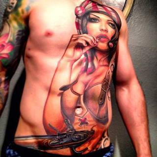 Niezwykle realistyczny tatuaż na piersi i brzuchu