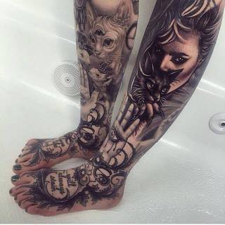 Nogi pokryte ciekawymi tatuażami. Wykonanie: Ryan Ashley