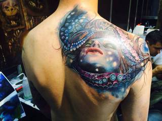 Obraz syreny na plecach, na łopatce.