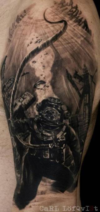 Obraz zapuszczającego się w głębiny nurka wydziarany na przedramieniu.