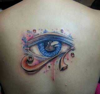 Oko egipskiego boga Ra wytatuowane na plecach.