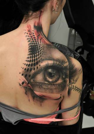 Oko w 3D na barku. Wykonanie: Pedi BlTattoo
