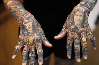 Oryginalne tatuaże. Dwie duże postacie na dłoniach oraz mniejsze idąc w dół (w stronę palców). Na palcach dostrzec można np. królika czy Mikołaja ;)