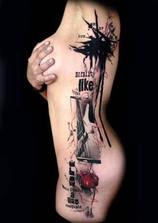Oryginalny tatuaż z boku ciała