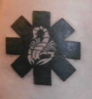 Ostatni, póki co tatuaż (2014), logo Red Hot Chili Peppers  wzbogacony o skorpiona, znak mojego zodiaku (również znak zodiaku wokalisty Rhcp).