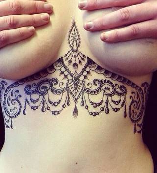 Ostatnio zakochałam się w takich tatuażach i na prawdę coraz bardziej kusi mnie tego typu cudeńko. Jedyne co, to chcę, to wkomponowana w środek ćma :)