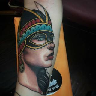 Patrz na ludzi - obserwuj ich spojrzenia i stosunek do Ciebie. Jedni będą Cię kochać, drudzy nienawidzić - trzeba to zaakceptować i poznać każdą emocję w tym świecie.