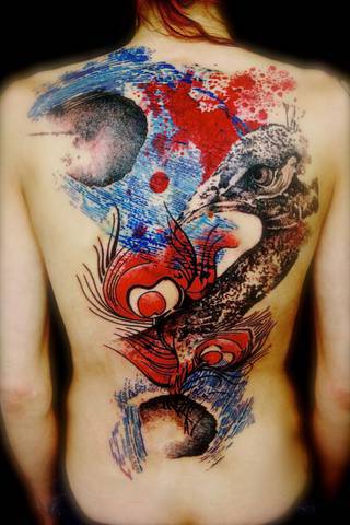 Paw na kobiecych plecach