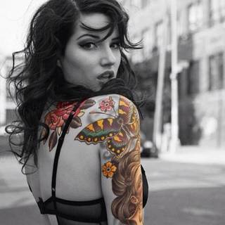 Piękny kolorowy motyl na ramieniu