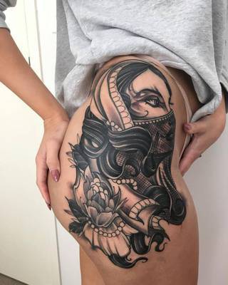 piękny motyw na udzie i pupie