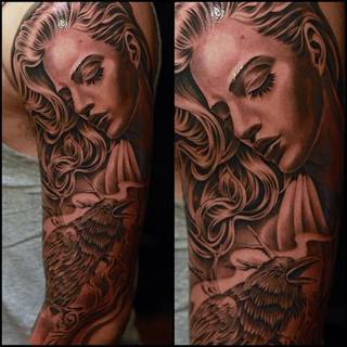 Piekny tatuaż na ręce- kobieta i ptak