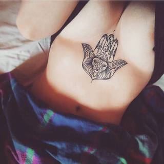 piękny wzór pod piersiami