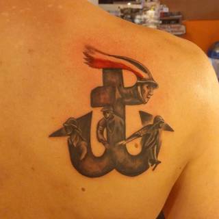 Pierwsza dziara :)
No więc tak, zrobiłem ten tatuaż w wakacje w USA, bardzo długo się zastanawiałem nad tatuażem bo to zostaje na całe życie i trudna sprawa co sie chce i wgl. Wahałem sie nad husarzem a nad Polską Walczącą ale jednak wybrałem ten z powodu że jest mniejszy i bardziej do mnie przemawiał :) Ale już wiem, że chce następny tatuaż i to będzie husarz na prawej ręce. Mam nadzieje że wkrótce będę mógł sie pochwalić na dziary.com