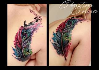 Pióro w stylu watercolor na łopatce.