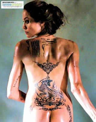Plecy Angeliny Jolie.
